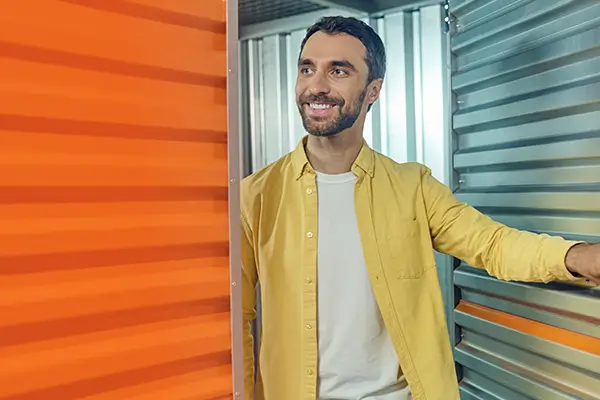 Hombre abriendo puerta de una bodega personal