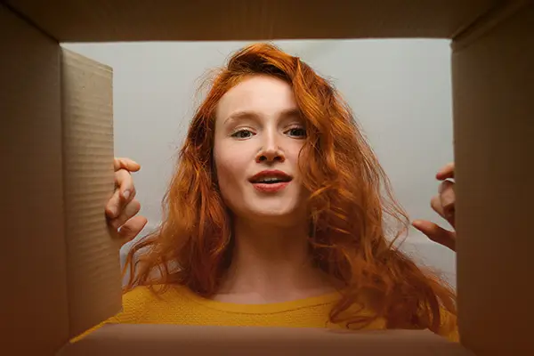 Mujer jóven desempacando trasteo