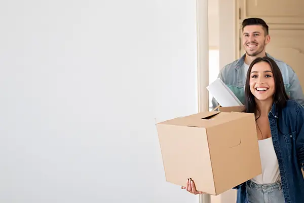 Pareja feliz en proceso de trasteo